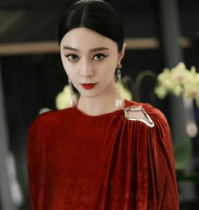 油头配红唇显立体五官穿“窗帘裙”惊艳四座！j9九游会(中国)网站43范冰冰杀疯了！(图5)