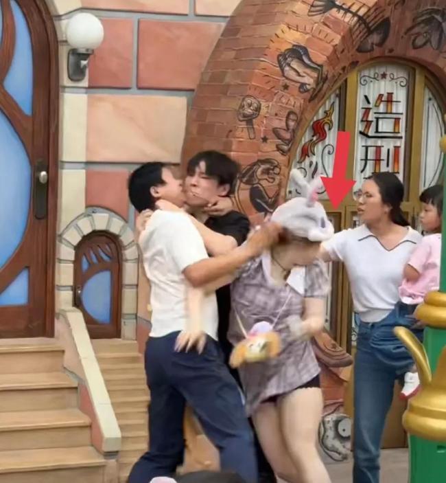 续：目击者曝原因警方通报格子女是惹事精J9真人游戏第一品牌迪士尼微胖女打架后(图8)