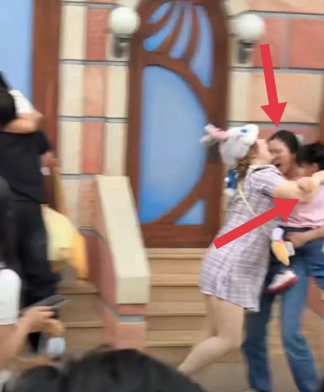 续：目击者曝原因警方通报格子女是惹事精J9真人游戏第一品牌迪士尼微胖女打架后(图13)