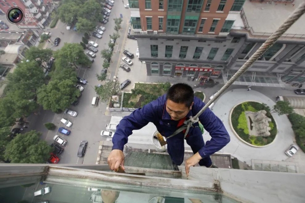 窗外两名男工人看光”！事后诊断出抑郁丈夫